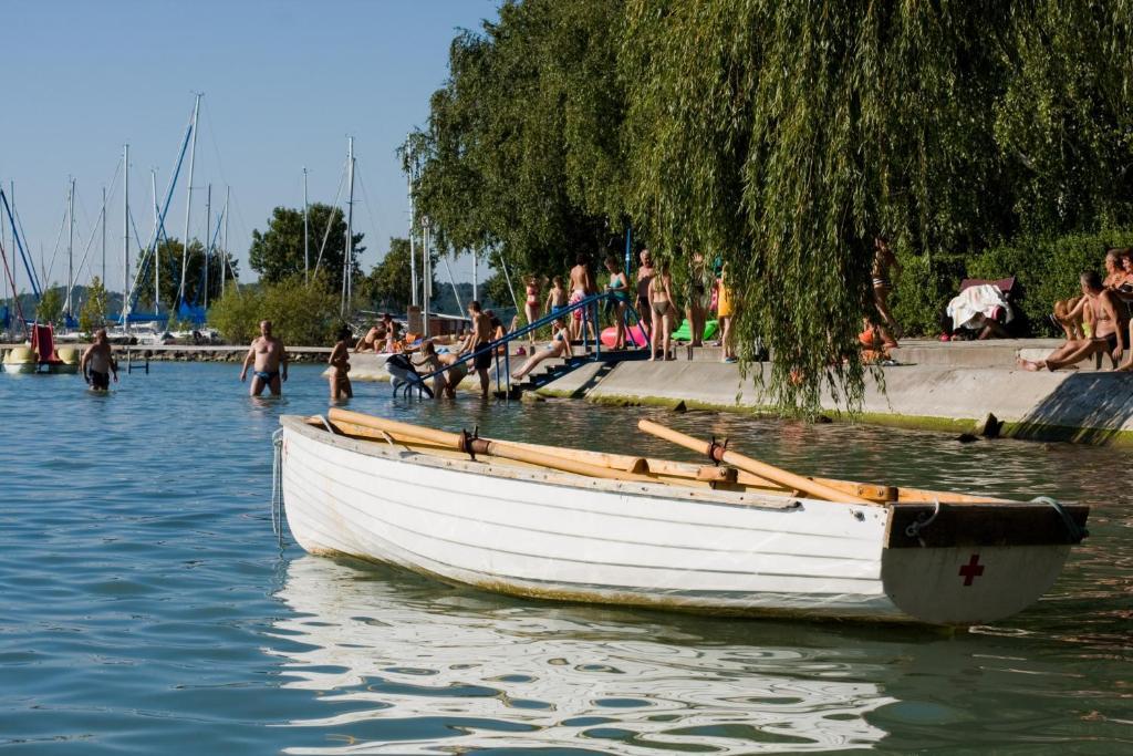 Club Aliga Retro Resort Balatonvilágos Esterno foto
